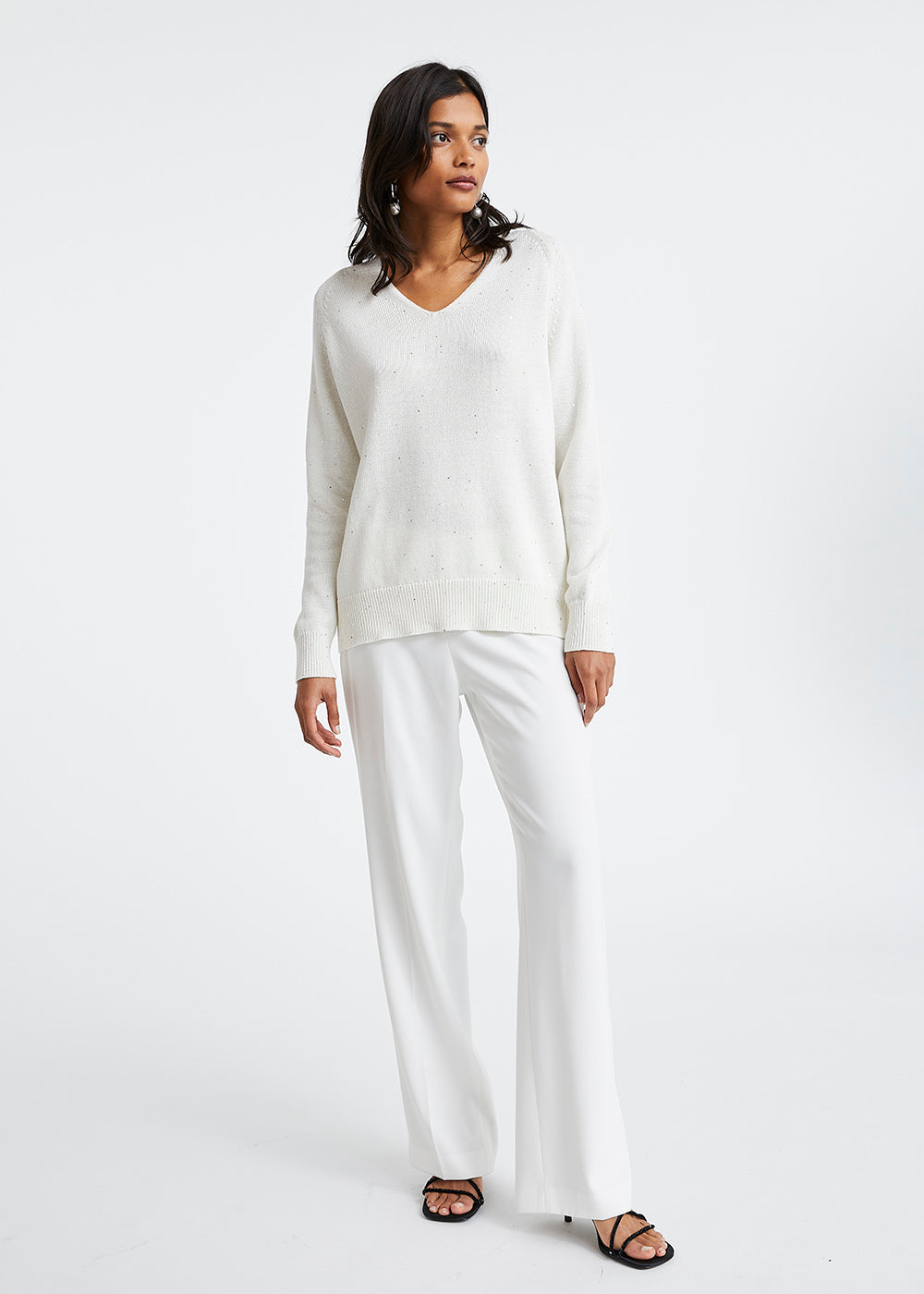 Pull ample blanc col v à sequins