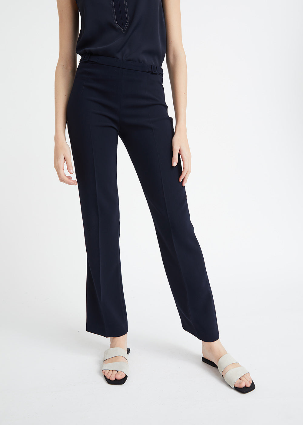 Pantalon marine à plis marqués