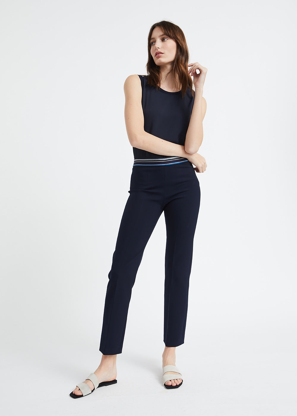 Pantalon marine droit à plis marqués