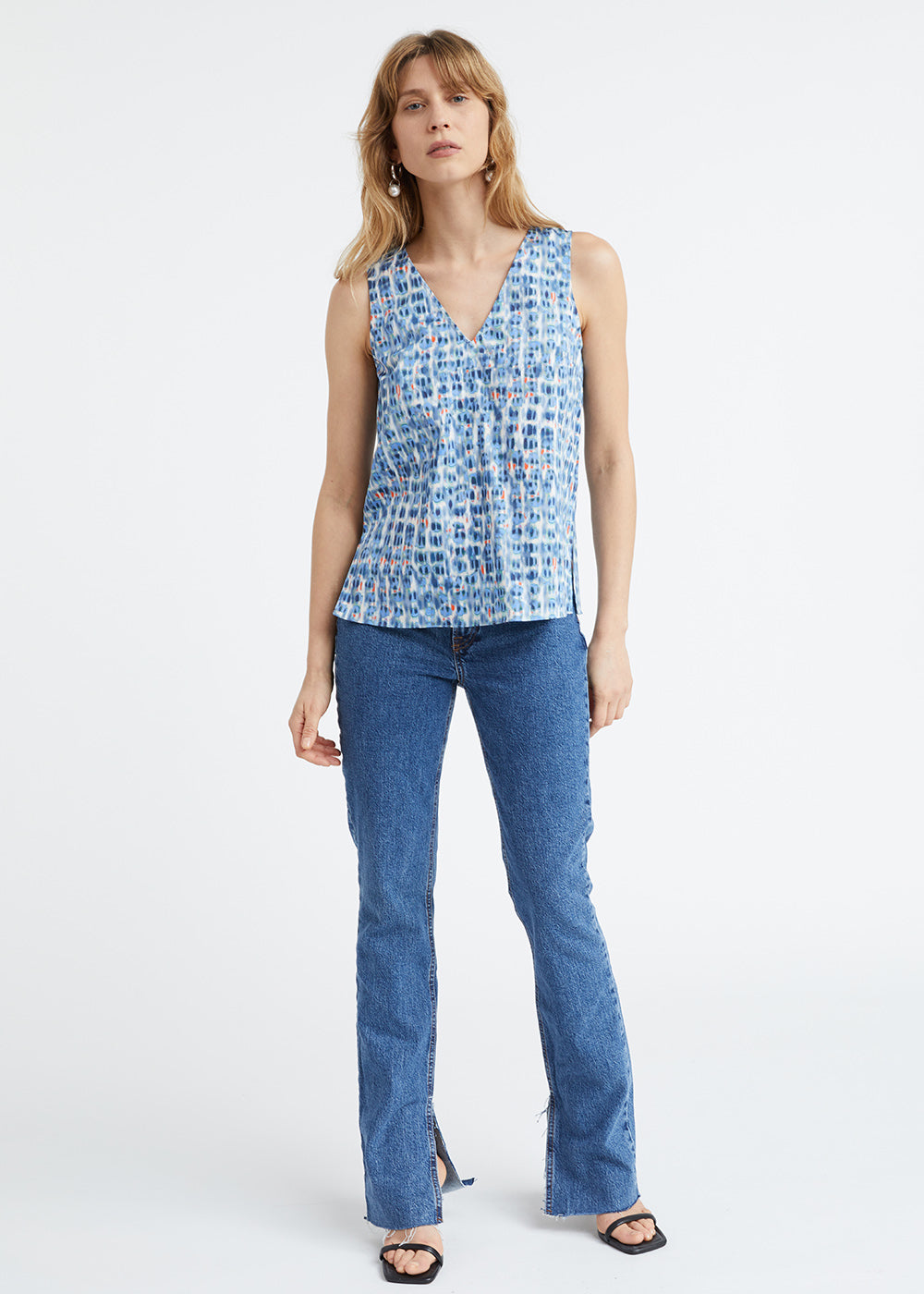 Top col v en coton imprimé tacheté bleu