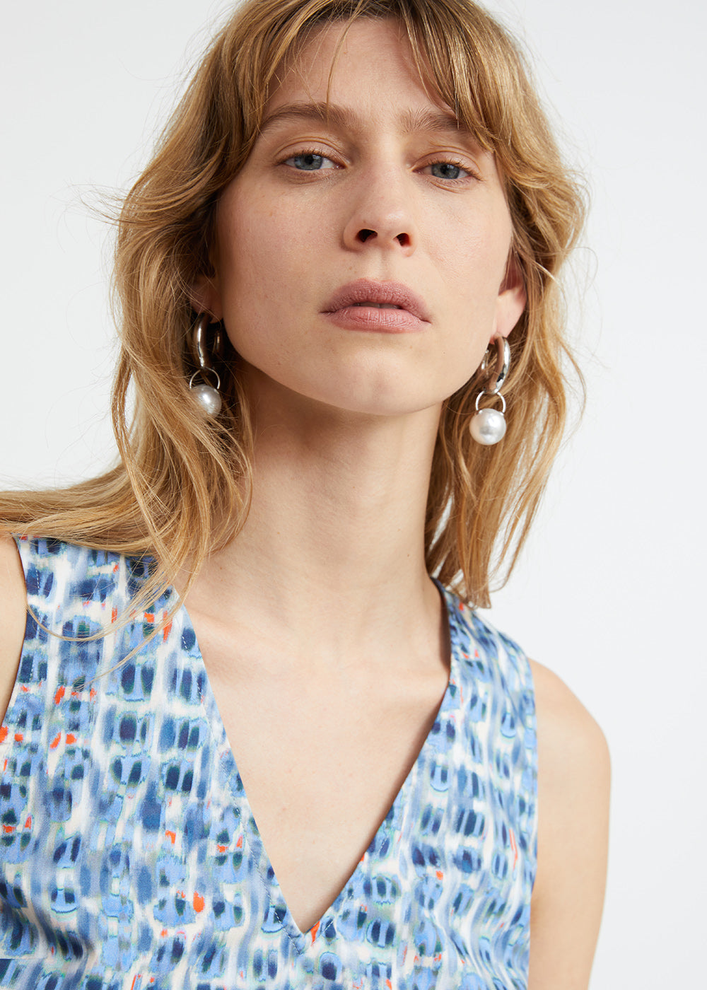 Top col v en coton imprimé tacheté bleu