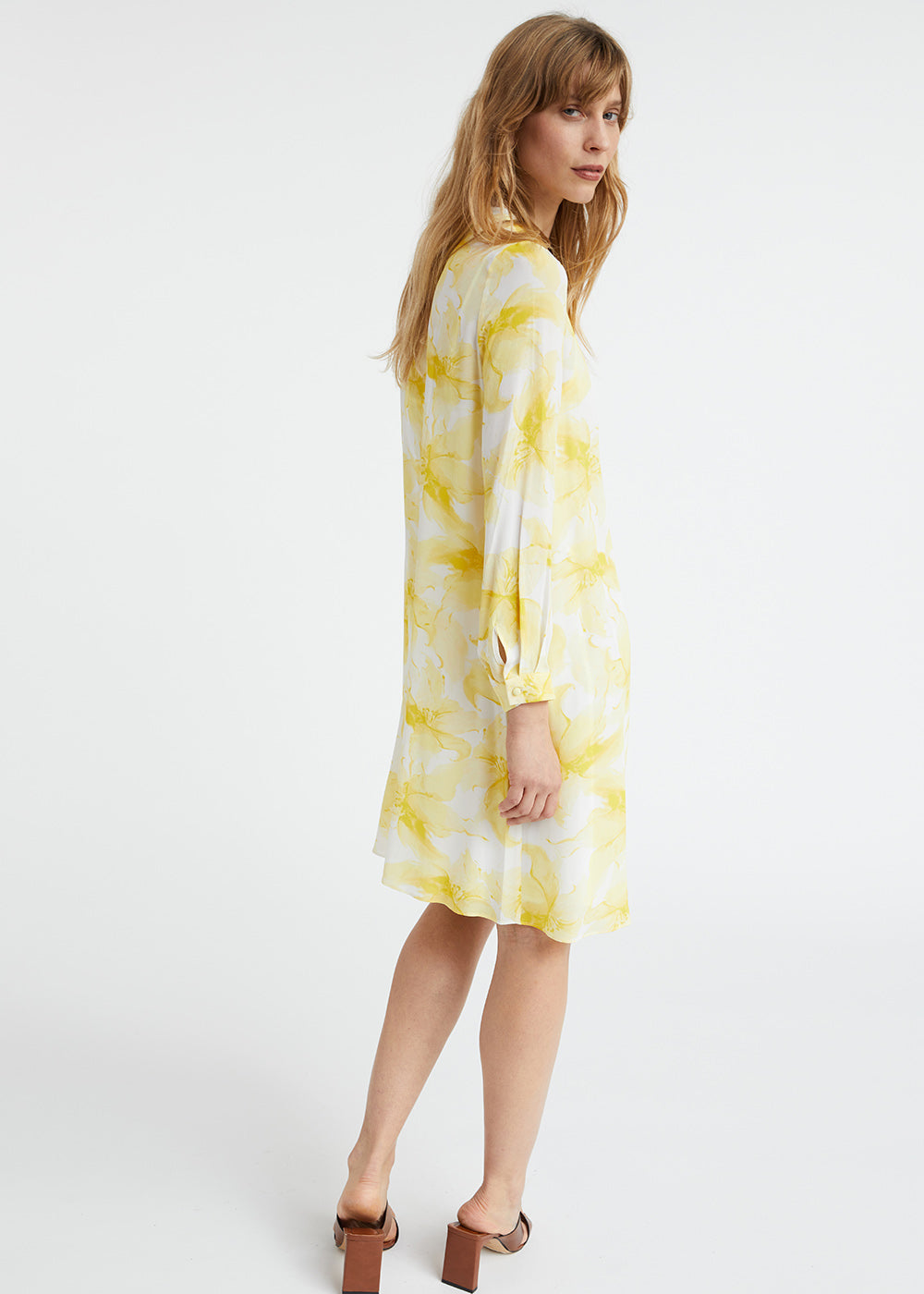 Robe jaune fleurie