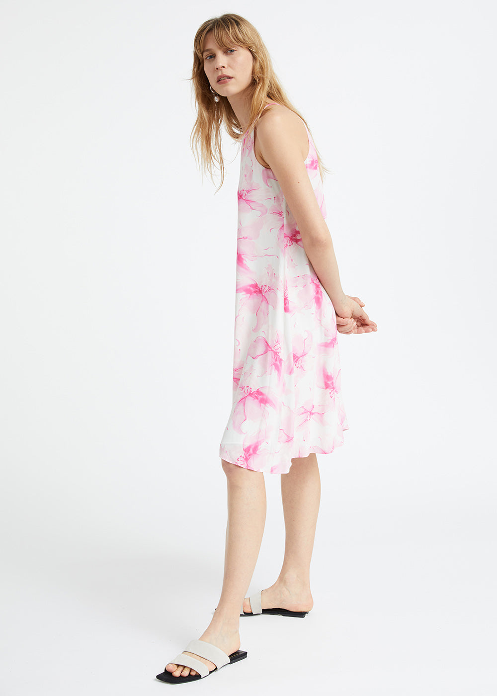 Robe fushia fleurie à emmanchures américaines