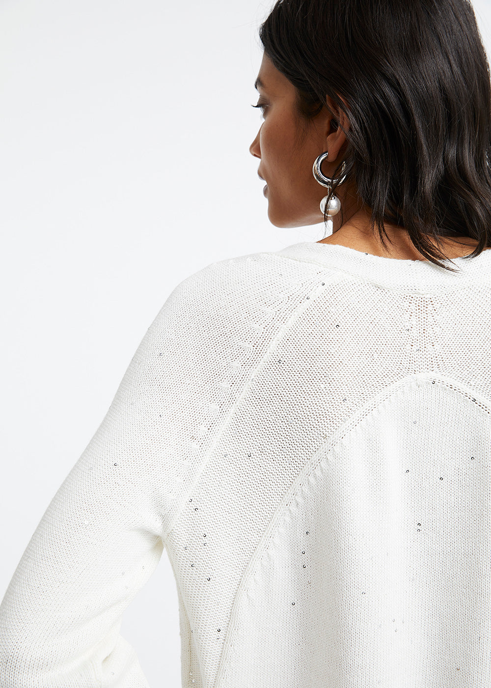 Pull ample blanc col v à sequins