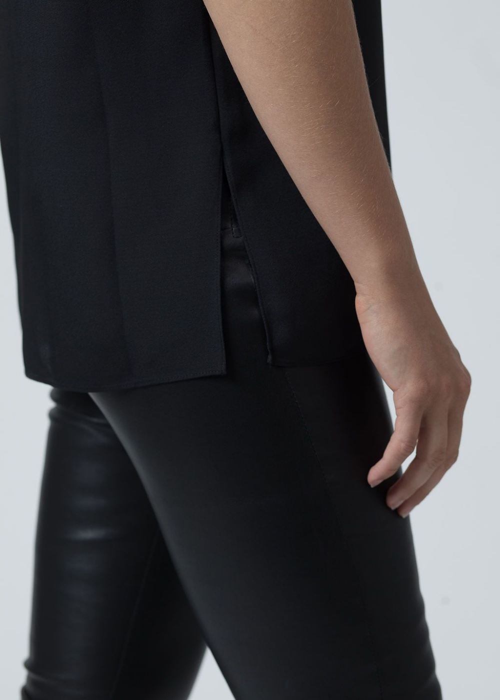 T-shirt noir en crêpe satin